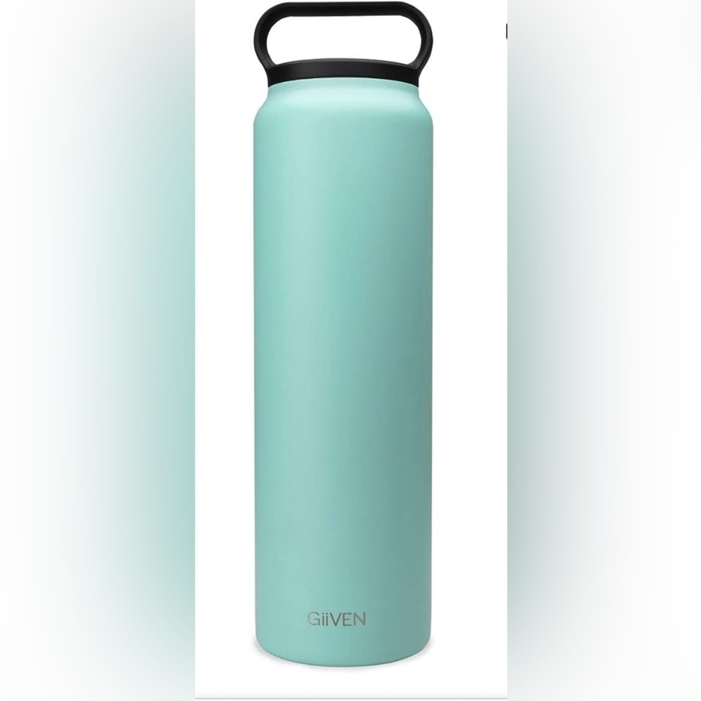 Giiven 32 Oz vacuum Insulated glacier blue bottle new